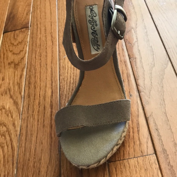 Wedges with beading in grey - Picture 2 of 6